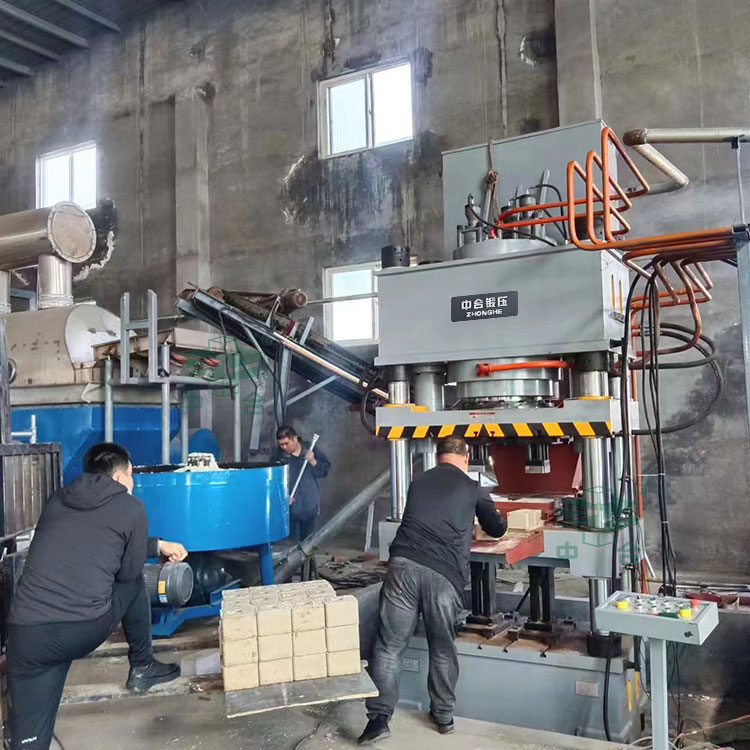 630噸牛羊舔鹽壓塊機(jī)(生產(chǎn)線).jpg 630噸牛羊舔鹽壓塊機(jī)(生產(chǎn)線).jpg