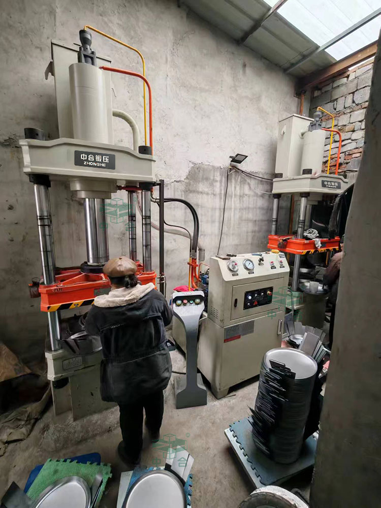 100噸三梁四柱液壓機(jī).jpg 100噸三梁四柱液壓機(jī).jpg