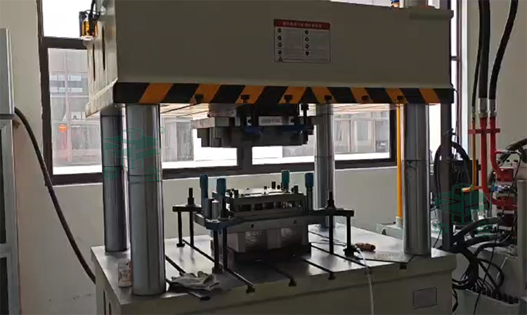 315噸四柱液壓機(jī)加工現(xiàn)場(chǎng).jpg 315噸四柱液壓機(jī)加工現(xiàn)場(chǎng).jpg