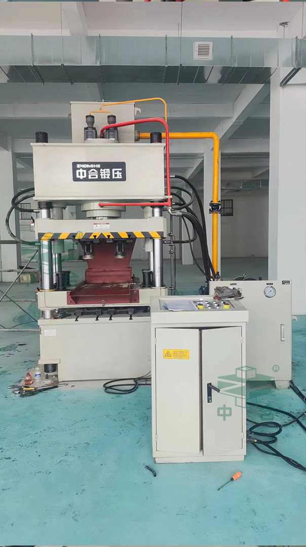 250噸四梁四柱液壓機(jī)客戶現(xiàn)場(chǎng).jpg 250噸四梁四柱液壓機(jī)客戶現(xiàn)場(chǎng).jpg