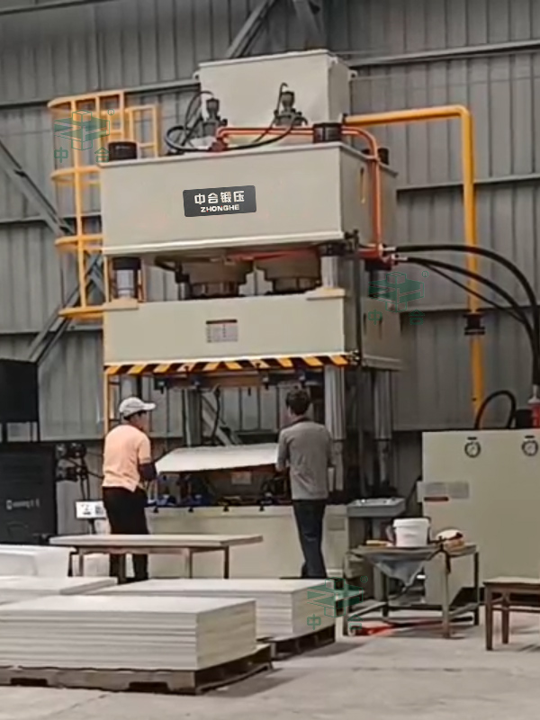 630噸墻面裝飾板成型液壓機(jī)現(xiàn)場