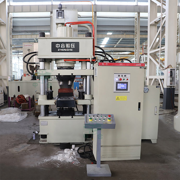 200噸四梁四柱液壓機(jī)車間實(shí)物 200噸四梁四柱液壓機(jī)車間實(shí)物