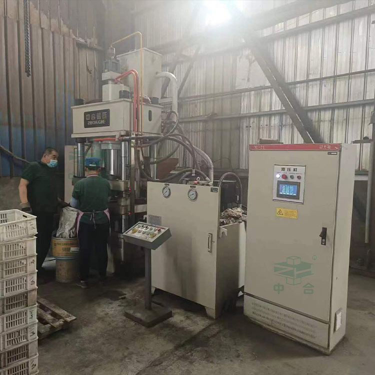 200噸四梁四柱液壓機(jī)客戶現(xiàn)場(chǎng).jpg 200噸四梁四柱液壓機(jī)客戶現(xiàn)場(chǎng).jpg