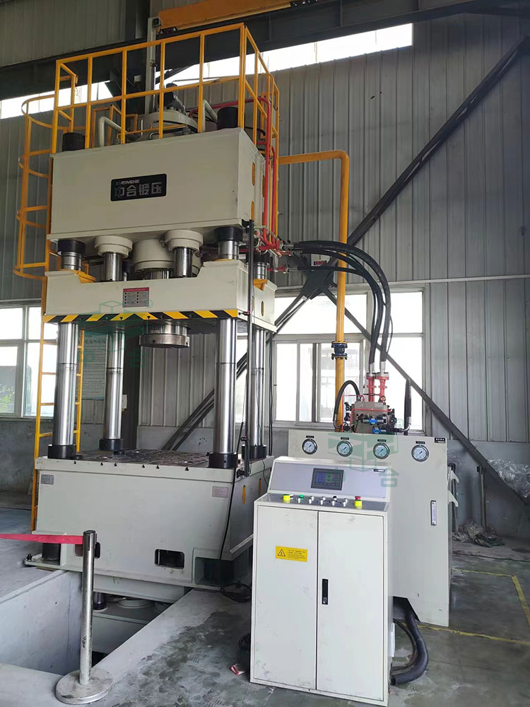 500噸封頭液壓機現(xiàn)場調(diào)試.jpg 500噸封頭液壓機現(xiàn)場調(diào)試.jpg