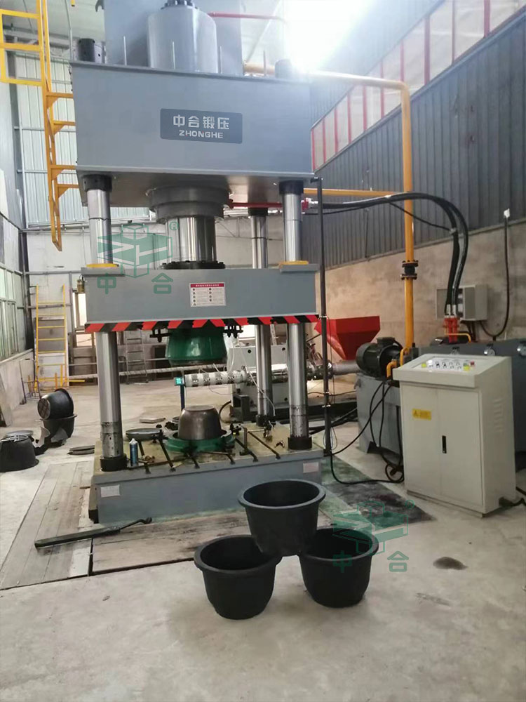 500噸塑料花盆熱壓成型液壓機(jī).jpg 500噸塑料花盆熱壓成型液壓機(jī).jpg