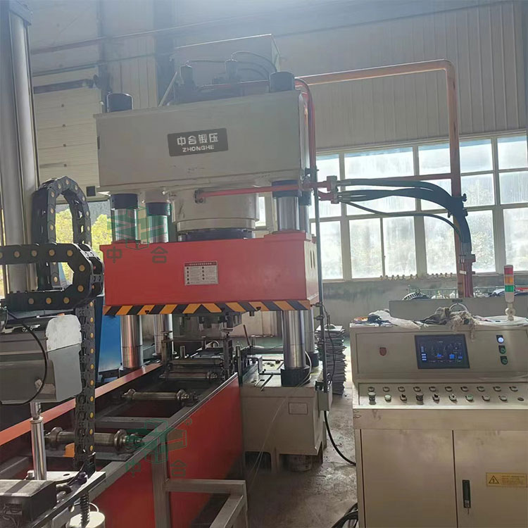 630噸錨桿托盤液壓機現(xiàn)場.jpg 630噸錨桿托盤液壓機現(xiàn)場.jpg