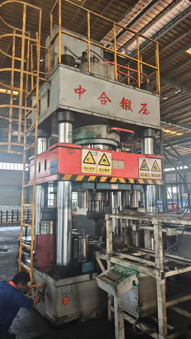 1000噸四柱液壓機(jī) 1000噸四柱液壓機(jī)