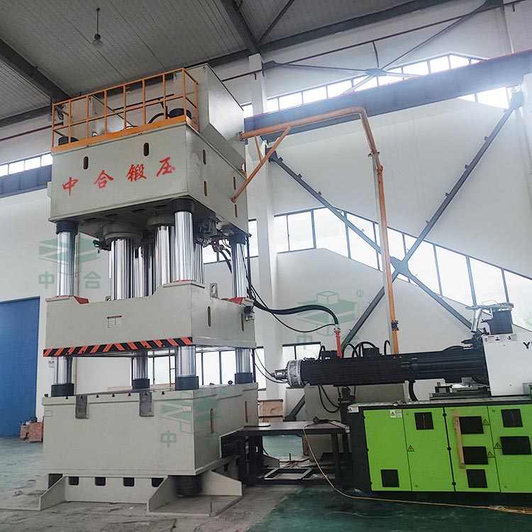 2000噸汽車配件成型液壓機現(xiàn)場 2000噸汽車配件成型液壓機現(xiàn)場