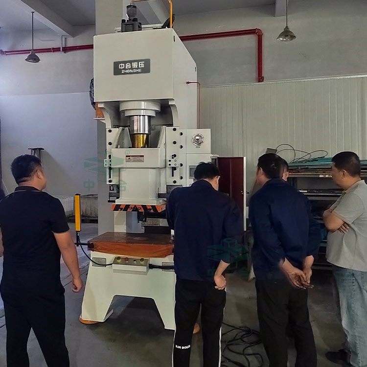 現(xiàn)場培訓(xùn)客戶使用100噸液壓沖床.jpg 現(xiàn)場培訓(xùn)客戶使用100噸液壓沖床.jpg