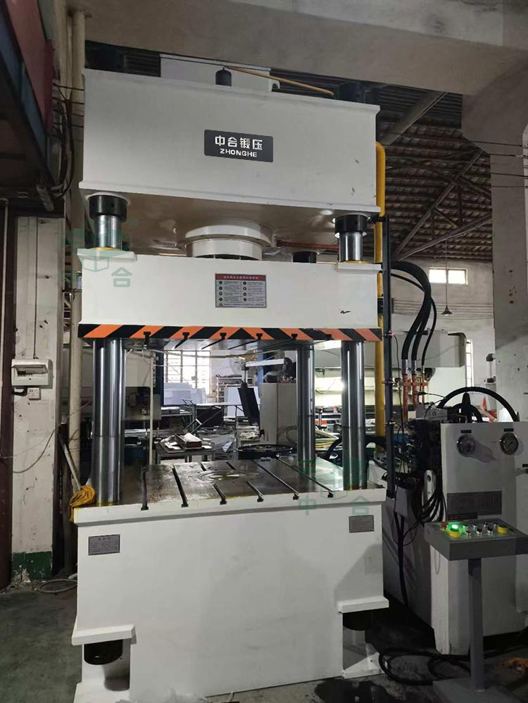 315噸三梁四柱液壓機(jī)現(xiàn)場(chǎng).jpg 315噸三梁四柱液壓機(jī)現(xiàn)場(chǎng).jpg