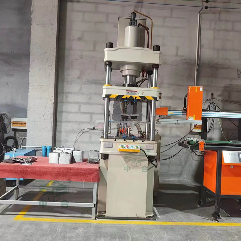 100噸廚具配件成型液壓機(jī)現(xiàn)場(chǎng).jpg 100噸廚具配件成型液壓機(jī)現(xiàn)場(chǎng).jpg