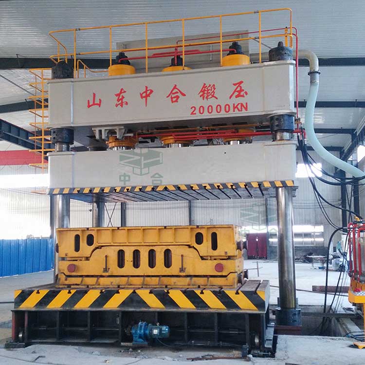 2000噸四柱液壓機(jī)現(xiàn)場(chǎng).jpg 2000噸四柱液壓機(jī)現(xiàn)場(chǎng).jpg