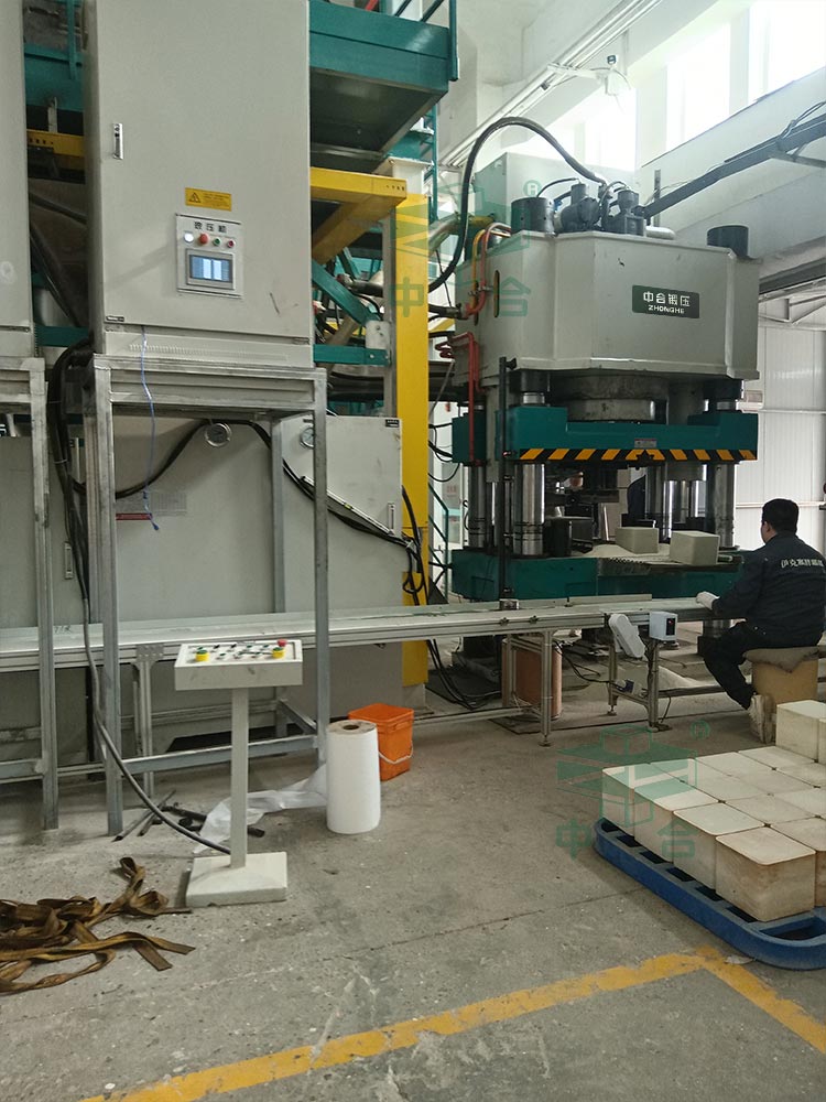 800噸全自動(dòng)粉末成型液壓機(jī).jpg 800噸全自動(dòng)粉末成型液壓機(jī).jpg