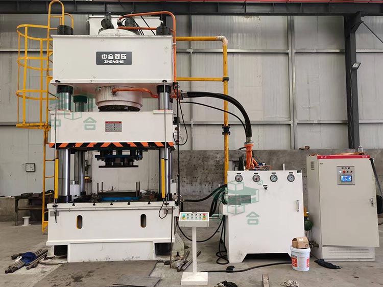 800噸農(nóng)機(jī)配件拉伸液壓機(jī)現(xiàn)場(chǎng).jpg 800噸農(nóng)機(jī)配件拉伸液壓機(jī)現(xiàn)場(chǎng).jpg