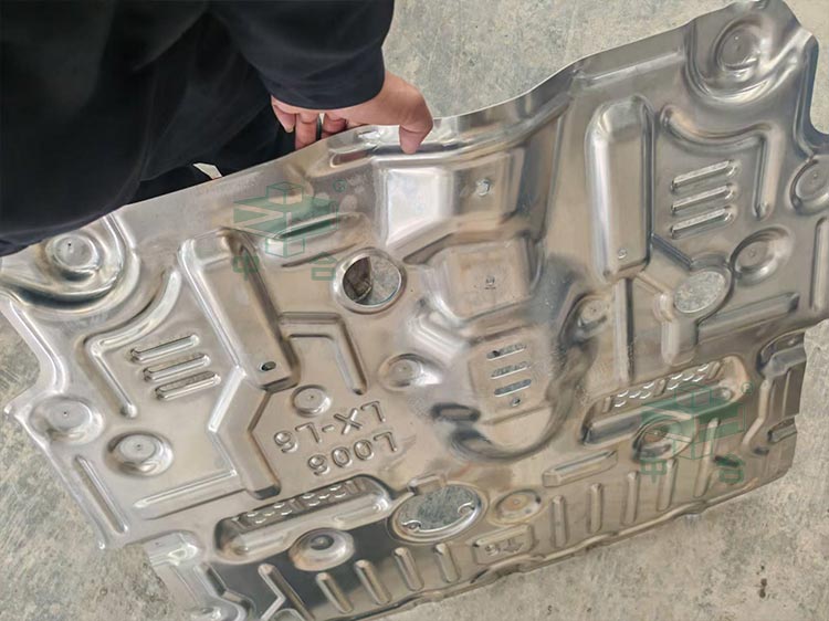 汽車底盤護(hù)板沖壓件.jpg 汽車底盤護(hù)板沖壓件.jpg