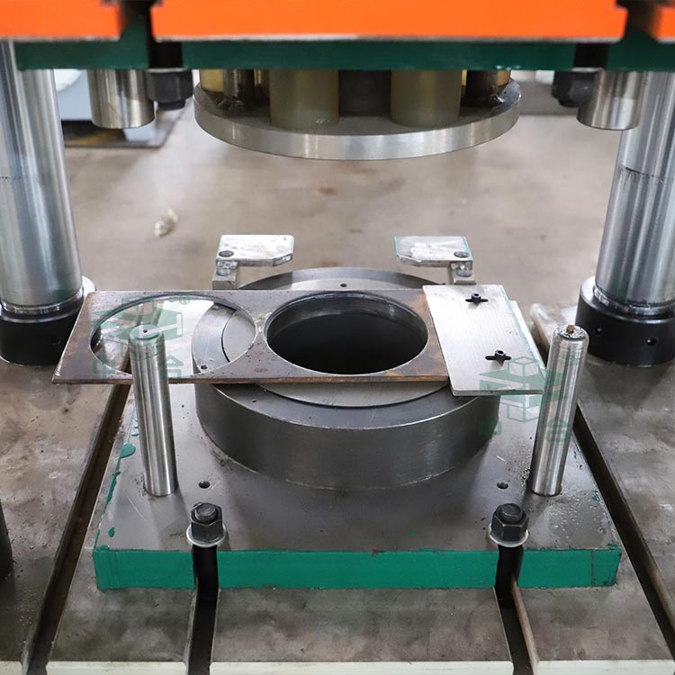 錨桿托盤液壓機(jī)沖壓落料.jpg 錨桿托盤液壓機(jī)沖壓落料.jpg