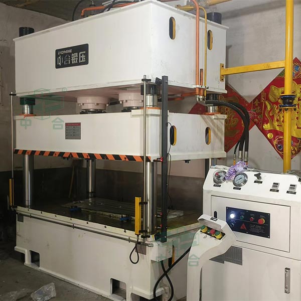 250噸四柱液壓機(jī).jpg 250噸四柱液壓機(jī).jpg