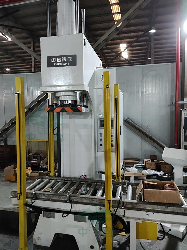 63噸單臂液壓機(jī).jpg 63噸單臂液壓機(jī).jpg