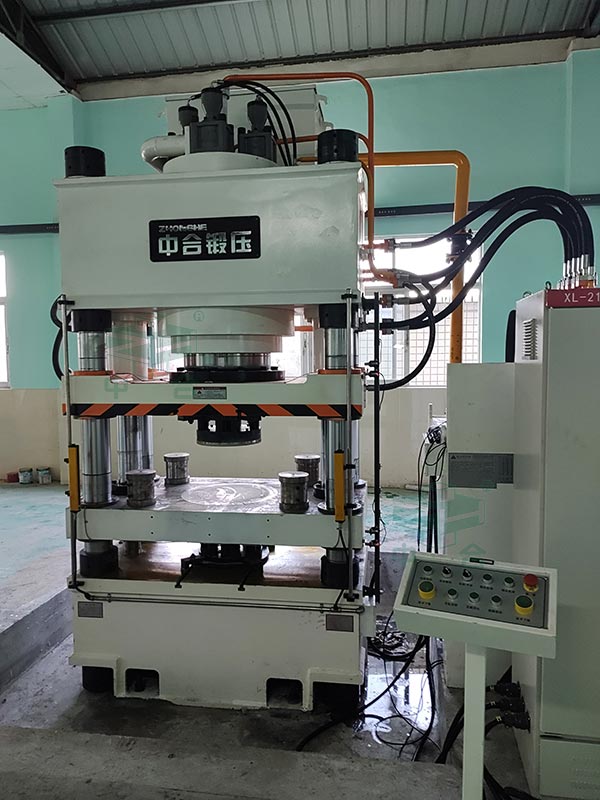 630噸陶瓷粉末成型液壓機現(xiàn)場.jpg 630噸陶瓷粉末成型液壓機現(xiàn)場.jpg