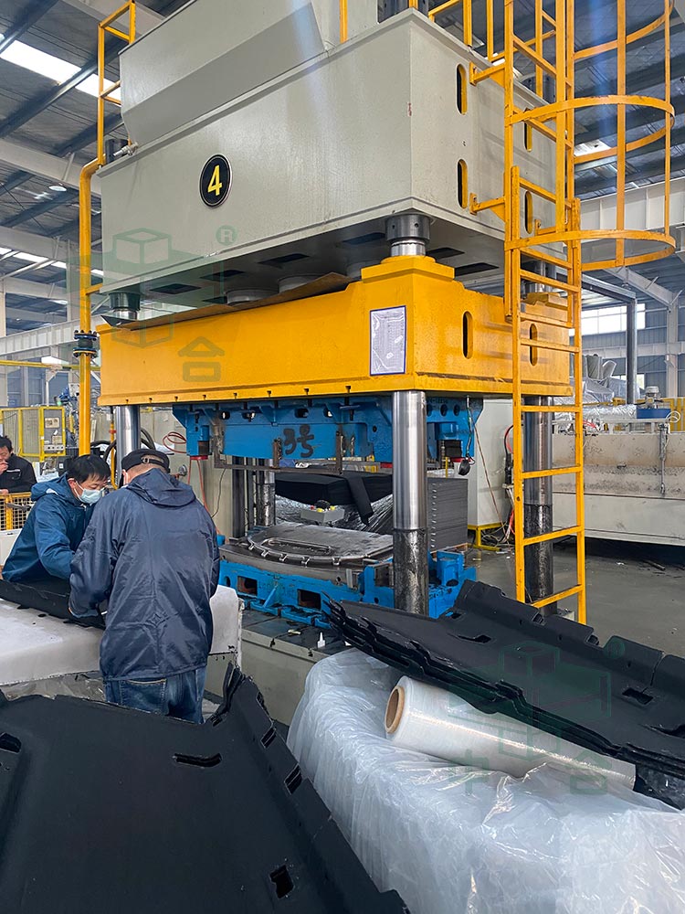 400噸三梁四柱液壓機(jī).jpg 400噸三梁四柱液壓機(jī).jpg