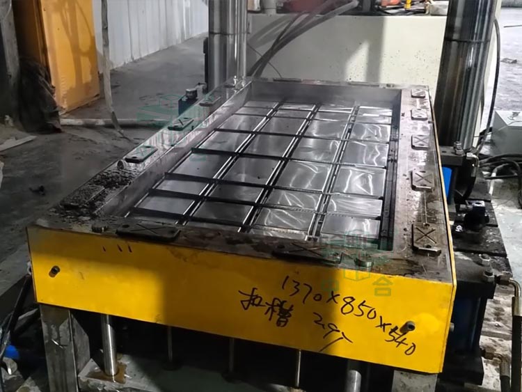 復(fù)合電纜溝蓋板模具.jpg 復(fù)合電纜溝蓋板模具.jpg