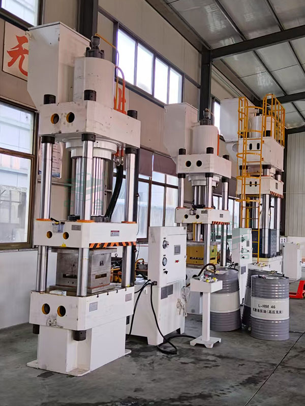 防彈頭盔成型液壓機(jī)現(xiàn)場(chǎng).jpg 防彈頭盔成型液壓機(jī)現(xiàn)場(chǎng).jpg