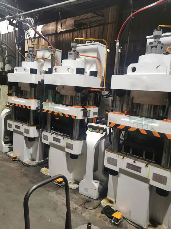 200噸三梁四柱液壓機(jī).jpg 200噸三梁四柱液壓機(jī).jpg