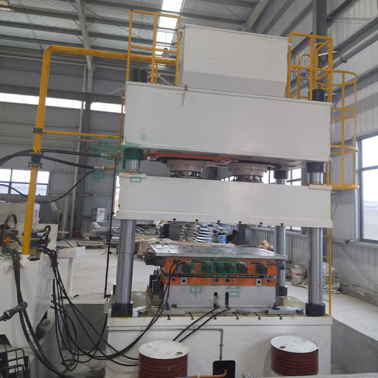 630噸四柱液壓機(jī)現(xiàn)場(chǎng).jpg 630噸四柱液壓機(jī)現(xiàn)場(chǎng).jpg