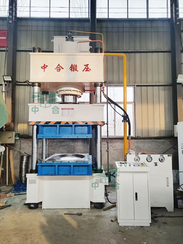 400噸不銹鋼水箱板液壓機(jī).jpg 400噸不銹鋼水箱板液壓機(jī).jpg