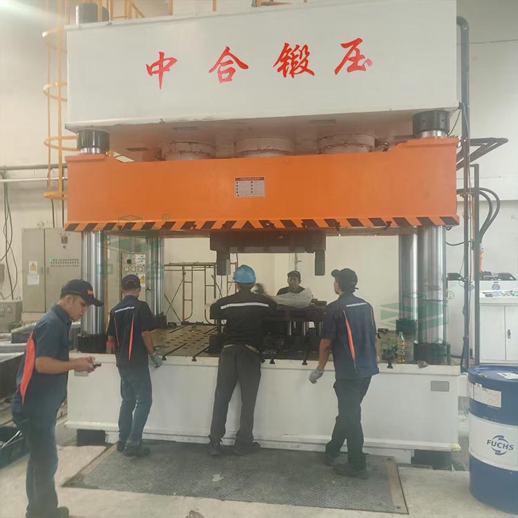 1000噸汽車配件成型液壓機調(diào)試現(xiàn)場.jpg 1000噸汽車配件成型液壓機調(diào)試現(xiàn)場.jpg