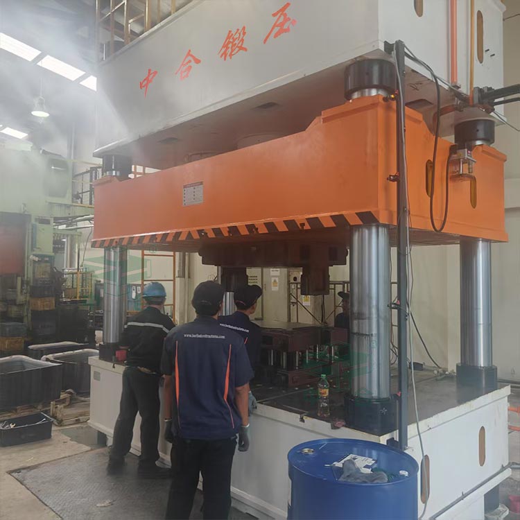 1000噸汽車變速箱油底殼拉伸液壓機(jī)試機(jī).jpg 1000噸汽車變速箱油底殼拉伸液壓機(jī)試機(jī).jpg