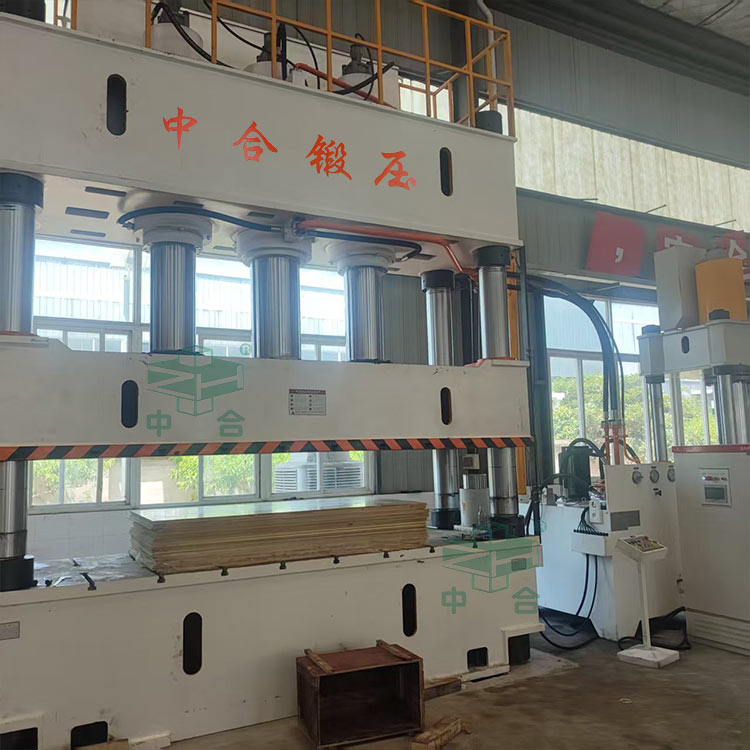 800噸復(fù)合材料成型液壓機(jī).jpg 800噸復(fù)合材料成型液壓機(jī).jpg