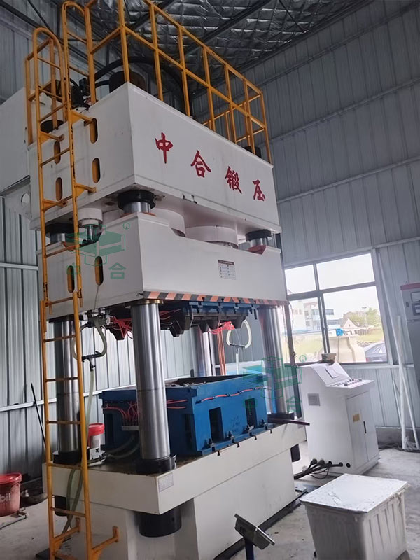 1600噸四柱液壓機(jī).jpg 1600噸四柱液壓機(jī).jpg