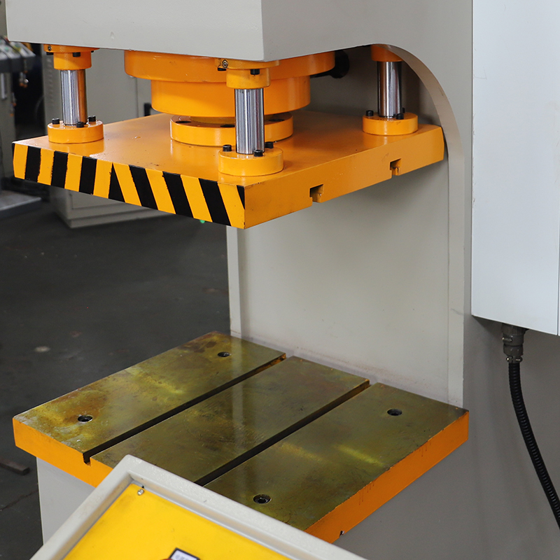 80噸單柱液壓機(jī)細(xì)節(jié) 80噸單柱液壓機(jī)細(xì)節(jié)