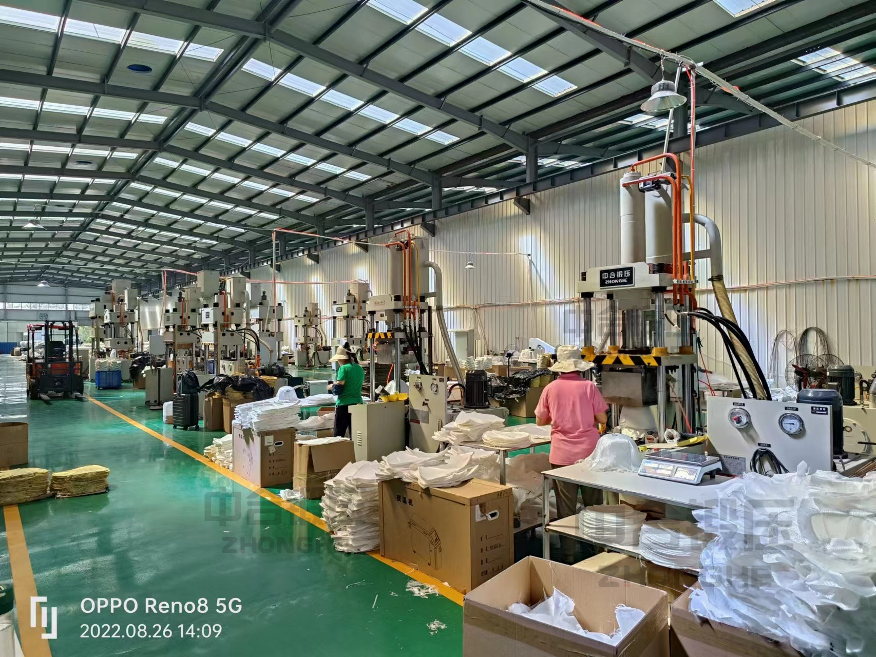 凱夫拉防彈頭盔成型液壓機現(xiàn)場 凱夫拉防彈頭盔成型液壓機現(xiàn)場