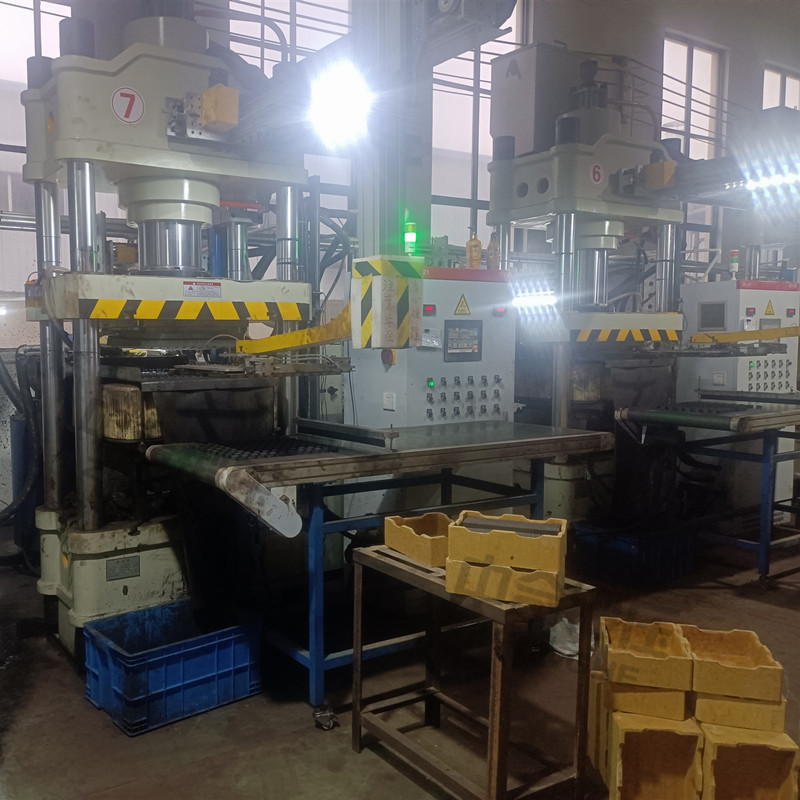 200噸四柱液壓機(jī) 200噸四柱液壓機(jī)