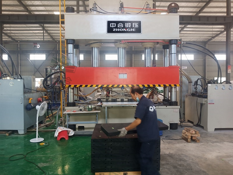 1000噸復(fù)合建筑模板成型液壓機_復(fù)合材料成型油壓機(圖3) 1000噸復(fù)合建筑模板成型液壓機_復(fù)合材料成型油壓機(圖3)