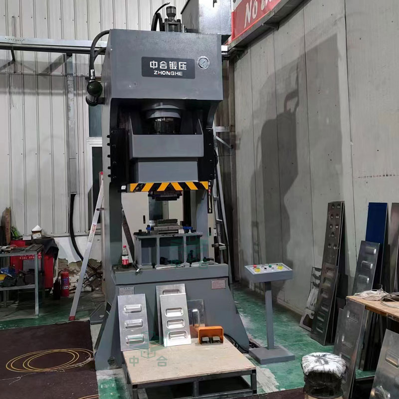 160噸液壓沖床沖厚板_汽車配件沖壓成型設(shè)備(圖1) 160噸液壓沖床沖厚板_汽車配件沖壓成型設(shè)備(圖1)