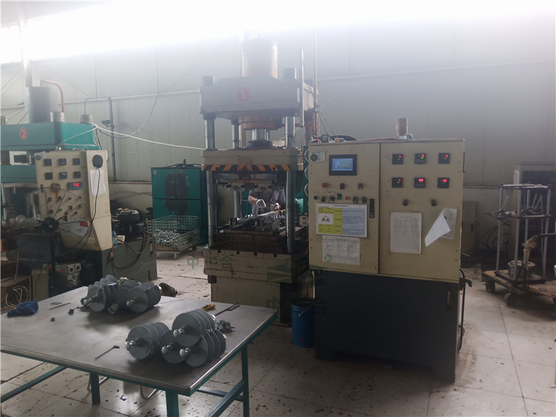 100噸四柱液壓機(jī) 100噸四柱液壓機(jī)