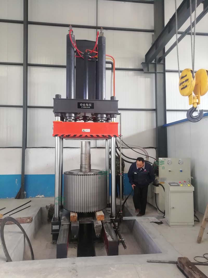 200噸四柱液壓機(jī)帶移動工作臺 200噸四柱液壓機(jī)帶移動工作臺